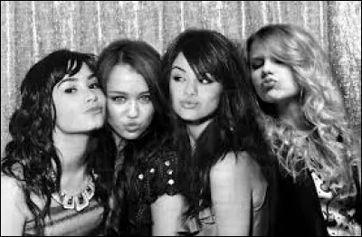 Un dernier petit test pour la route !

Citez le nom de ces magnifiques chanteuses dans l'ordre.