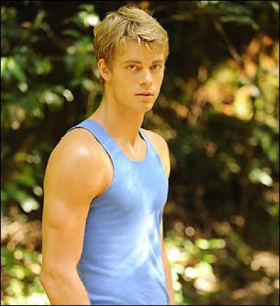 Comment s'appelle le petit copain de Bella ?