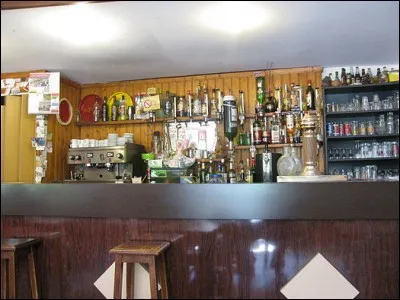 Ma mère tient un "bistro" restaurant de campagne. Que signifiait le mot bistro avant de désigner ce débit de boissons ?