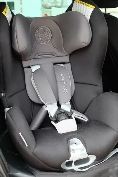 Pas d'équipement de sécurité obligatoire pour les enfants en voiture en 1959. Uniquement le landau sur la banquette ou les genoux de maman ! En quelle année le code de la route l'a rendu obligatoire ?