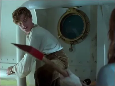 Grâce à quoi la jeune femme réussit-elle à casser les menottes du jeune homme ?