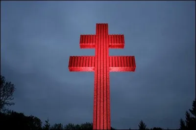 Cette croix est la croix de Lorraine.