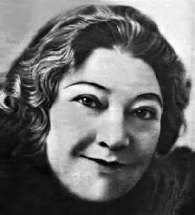 Qui chantait "Les roses blanches" et "Frou-frou" ?