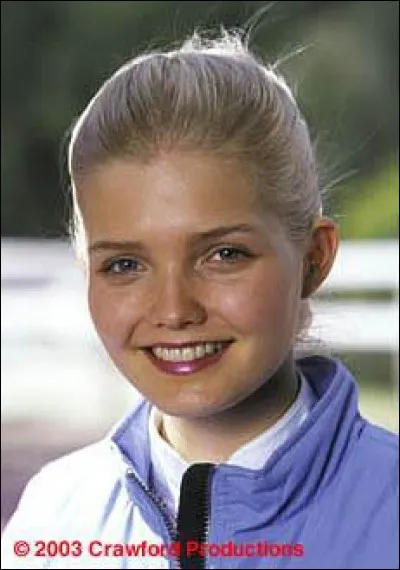 Comment s'appelle la grande championne qui arrive au centre ?