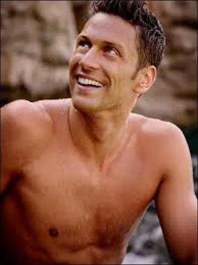 Quel sport ce beau sportif pratique-t-il ?