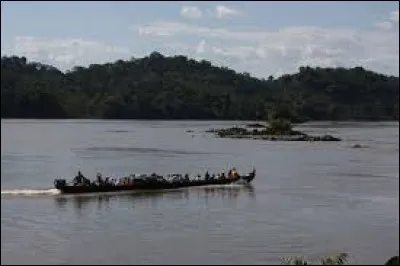 Le Maroni est un fleuve d'Am&eacute;rique du Sud qui forme la fronti&egrave;re entre deux territoires. Lesquels ?