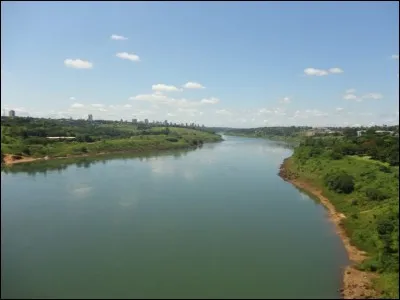 Sur quel fleuve d'Am&eacute;rique du Sud dois-je naviguer pour &ecirc;tre entre l'Argentine et le Paraguay ?