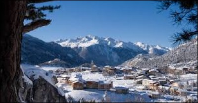 Aujourd'hui, nous commençons notre balade à Aussois. Stations de sports d'hiver de l'ancienne région Rhône-Alpes, elle se situe dans le département ...