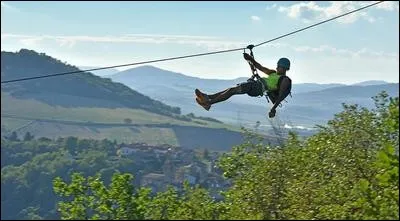 On vous propose une tyrolienne pendant votre voyage.
