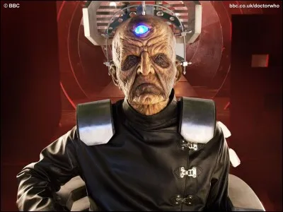 Dans le premier épisode, qui travaille en collaboration avec Davros ?