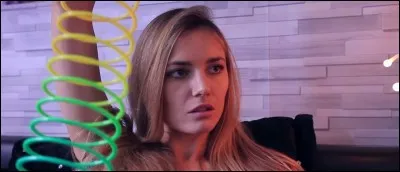 Quelle youtubeuse a l'air totalement désespérée des bêtises de Cyprien ?