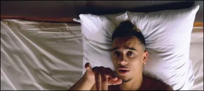 Bourré, ______ se réveille dans la chambre, mais il ne sait plus avec qui il était !