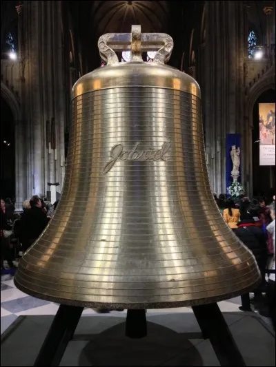 Quel est le nom de cette grosse cloche au son particulièrement grave ?