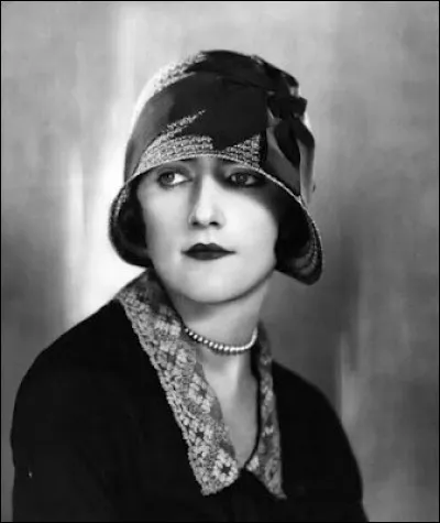 Où cette jeune femme porte-t-elle une cloche ?