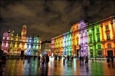En décembre, quelle grande ville française se pare de ses plus belles illuminations à l'occasion de la Fête des Lumières ?