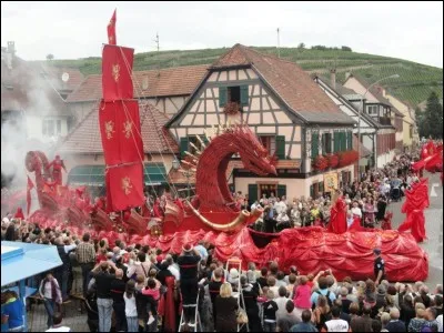 C'est probablement moins connu, mais la photo devrait vous aider. Dans quel département pourrez-vous assister à la Fête des Ménétriers, fête médiévale lors de laquelle des chars décorés et des fanfares défilent en rue ?