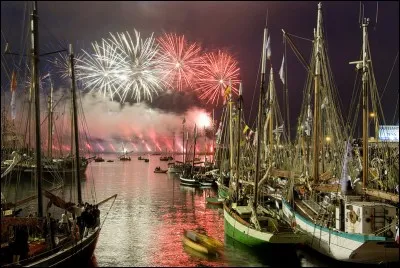 Quelle est cette manifestation festive, aussi appelée "Fêtes Maritimes", qui permet de rencontrer des marins du monde entier et d'admirer quelques-uns des plus beaux bateaux du monde ?