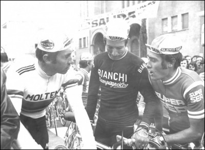 Parmi les trois coureurs légendaires du Tour de France sur cette photo, qui le gagne cette année-là?