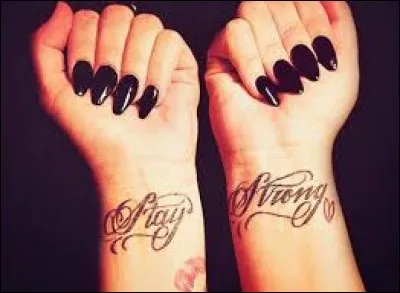 Pourquoi a-t-elle des tatouage sur les poignets ?