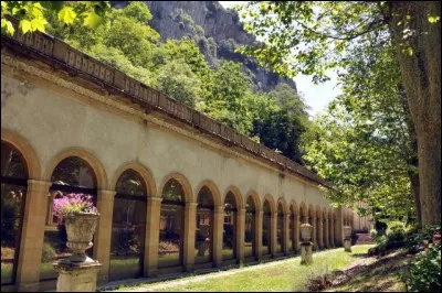 Voici les thermes d'Ussat-les-bains. De quand datent les thermes en général ?
