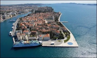 Où se situe l'église Saint-Donat ?