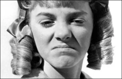 La coiffure de Nellie est une perruque.