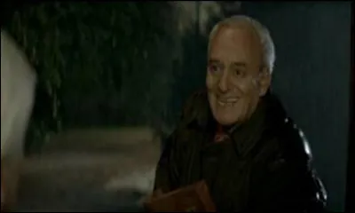 Le début de l'histoire se passe en 2000. Un ancien camarade de Morhange frappe à sa porte. Qui est-ce ?