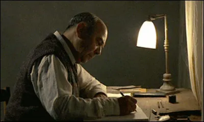 Cet ancien camarade de classe apporte quelque chose qui appartenait à son père adoptif, Clément Mathieu. Qu'est-ce ?