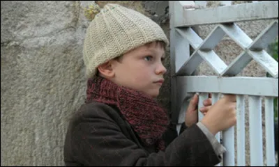 Au début de l'histoire, le nouveau pion, Clément Mathieu, arrive au pensionnat pour son premier jour et voit Pépinot attendre au portail. Qu'est-ce que Pépinot attend ?