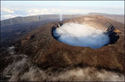 Où se situe le volcan appelé Piton de la Fournaise ?