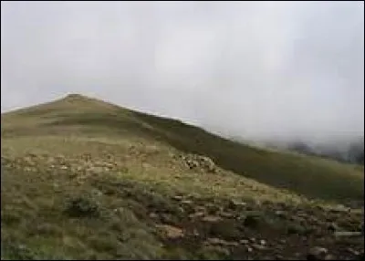 A quelle altitude culmine le Thabana Ntlenyana, point le plus haut du Lesotho ?