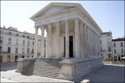 Dans laquelle de ces villes est située le temple romain appelée la Maison Carrée ?