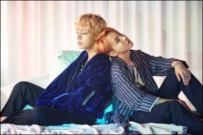 Quelqu'un est à côté de lui sur la photo, qui est-ce ?