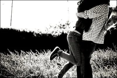 Quand James revient de mission, qui retrouve-t-il ?
(Plusieurs réponses possibles, maximum : 2)