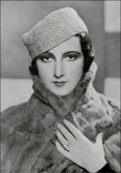 Les &eacute;lections Miss France ont &eacute;t&eacute; suspendues apr&egrave;s 1921 et ont recommenc&eacute; en 1926. Qui est la 3e Miss France &eacute;lue en 1927 ?