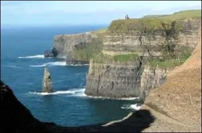Comment s'appellent ces célèbres montagnes situées au nord de l'Irlande ?