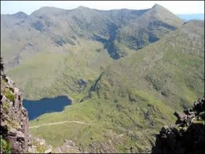 Quel est le nom du plus haut sommet d'Irlande ?