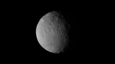 Quelle est cette planète naine tournant autour du Soleil en plus de 4 années sur la Terre ?