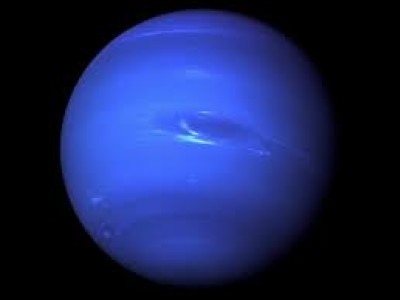 Ce fut la première planète découverte avec des calculs mathématiques en raison des étranges mouvements que produisait Uranus. Quelle est-elle ?