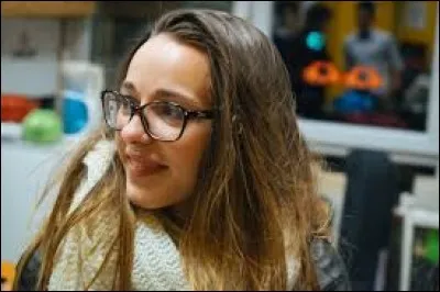 Cette personne se nomme-t-elle Élisa Paris ?