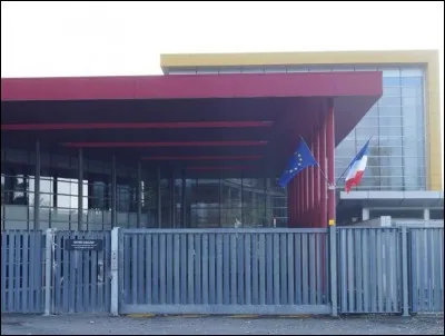 Quelle est la première chose que l'on doit faire en arrivant au collège ? (au portail)