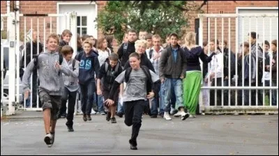 Un élève demi-pensionnaire termine à 12 heures et a cours l'après-midi ; il doit avoir cours de 11 heures de 12 heures, mais son prof n'est pas là, peut-il quitter le collège ?