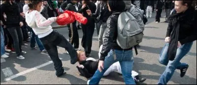 Si un surveillant surprend deux élèves se bagarrant dans les couloirs, que doit-il normalement faire ?