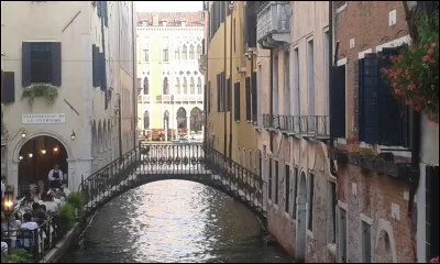 Combien de canaux traversent Venise ?