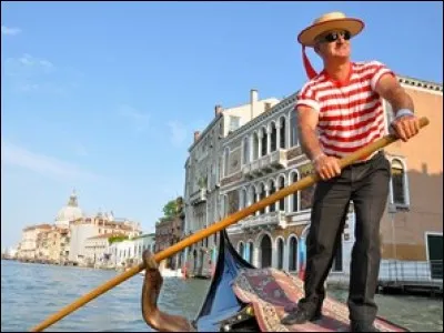 Quelle chanson typique de Venise peut-on entendre si l'on se promène sur cette embarcation ?