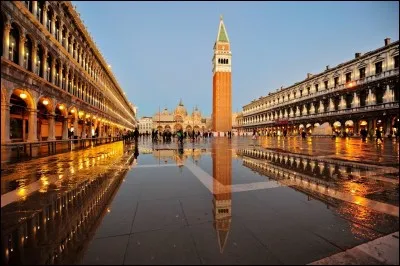 Comment s'appelle la grande place de Venise (qui est aussi le nom de son quartier central) ?