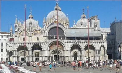 Sur cette grande place, se trouve le grand monument religieux de Venise, c'est ?