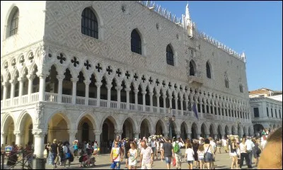 Quel est le nom du monument le plus célèbre de Venise ?