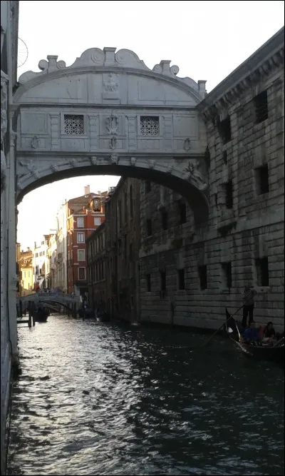 Quel est le célèbre pont qui relie ce palais (ou palazzo en italien) à la prison ?