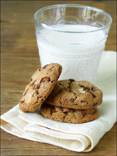 Parfois, il retrouve des biscuits et un grand verre de lait _____ par une famille.